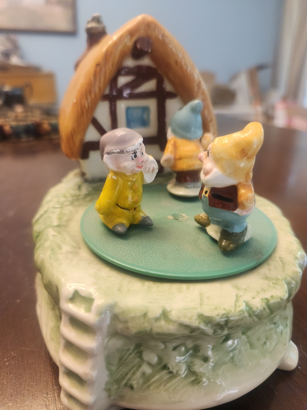 Disney Ceramic Snow White And The Seven Dwarfs Moving Figures Music Box
